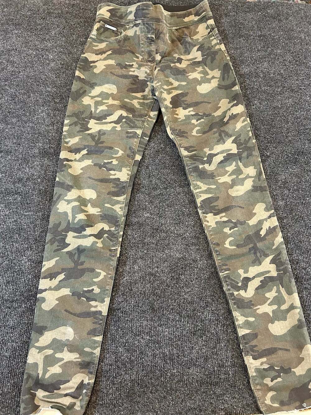 Coco + Carmen Women's Camo Print Pull-On Skinny Leg Jeans with Raw Hem